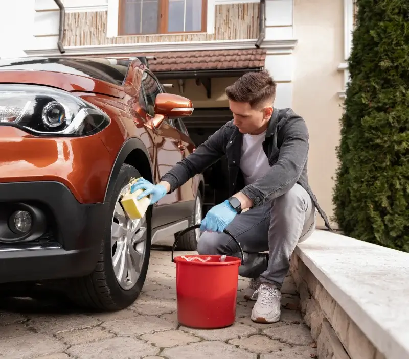 Lavage auto à domicile Saintines : professionnel intervenant sur un véhicule